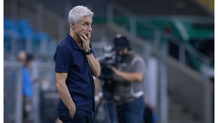 Luís Castro tem 7 ausências confirmadas no Grêmio - Foto: Maxi Franzoi/AGIF