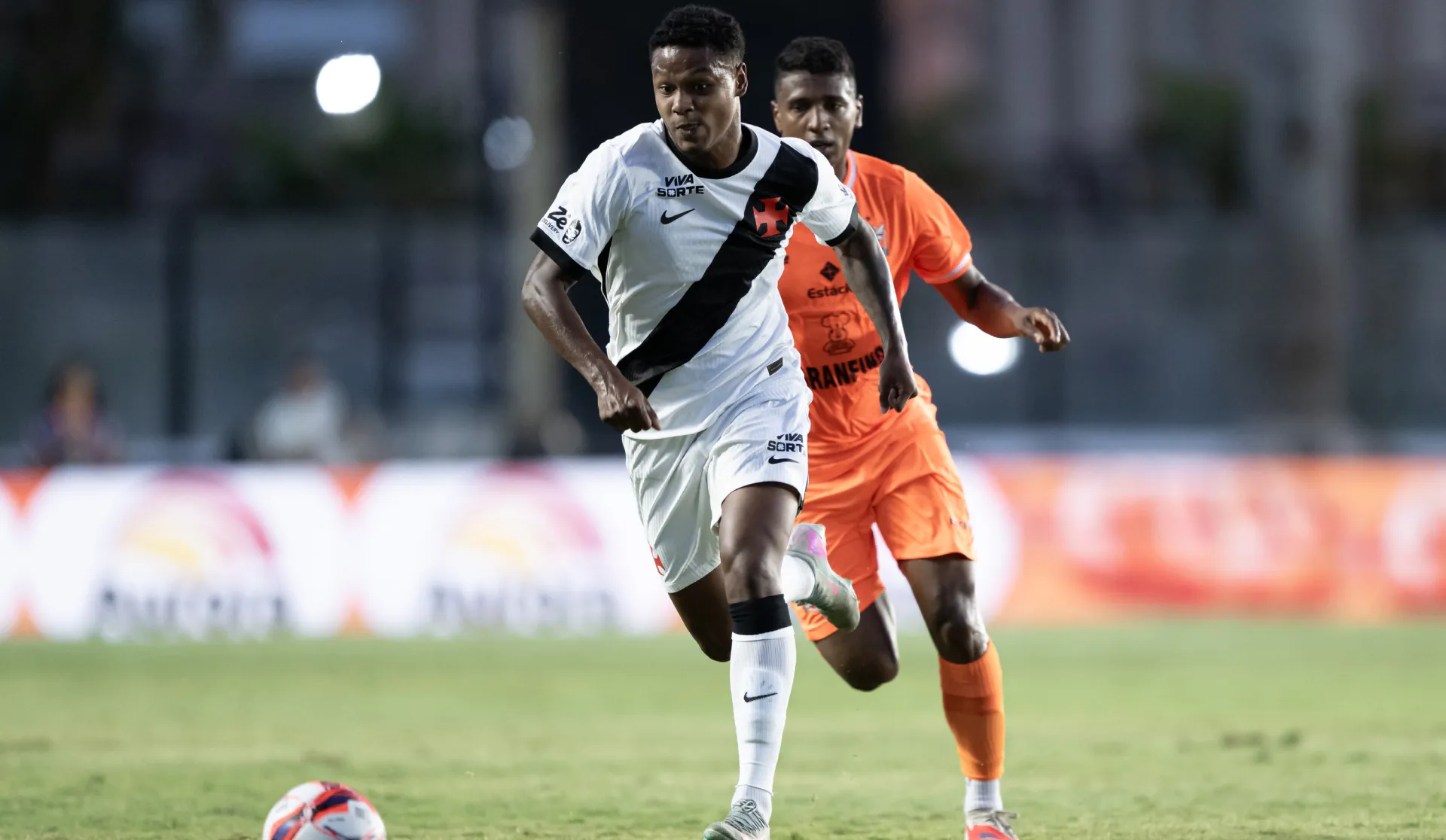 Matheus França em ação pelo Vasco no Carioca – Foto: Jorge Rodrigues/AGIF
