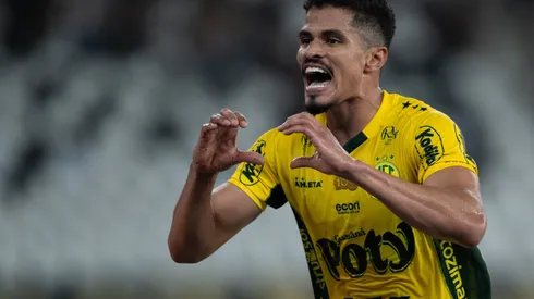 RJ – RIO DE JANEIRO – 17/09/2025 – BRASILEIRO A 2025, BOTAFOGO X MIRASSOL – Lucas Ramon jogador do Mirassol comemora seu gol durante partida contra o Botafogo no estadio Engenhao pelo campeonato Brasileiro A 2025. Foto: Jorge Rodrigues/AGIF