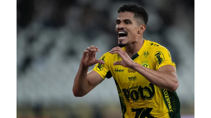 RJ - RIO DE JANEIRO - 17/09/2025 - BRASILEIRO A 2025, BOTAFOGO X MIRASSOL - Lucas Ramon jogador do Mirassol comemora seu gol durante partida contra o Botafogo no estadio Engenhao pelo campeonato Brasileiro A 2025. Foto: Jorge Rodrigues/AGIF