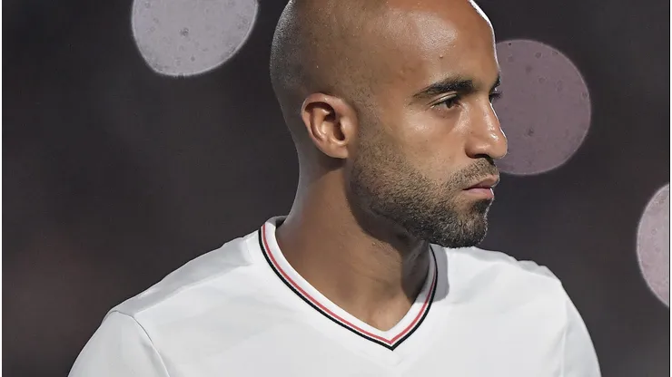 RJ - RIO DE JANEIRO - 02/11/2025 - BRASILEIRO A 2025, VASCO X SAO PAULO - Lucas Moura jogador do Sao Paulo durante partida contra o Vasco no estadio Sao Januario pelo campeonato Brasileiro A 2025. Foto: Thiago Ribeiro/AGIF