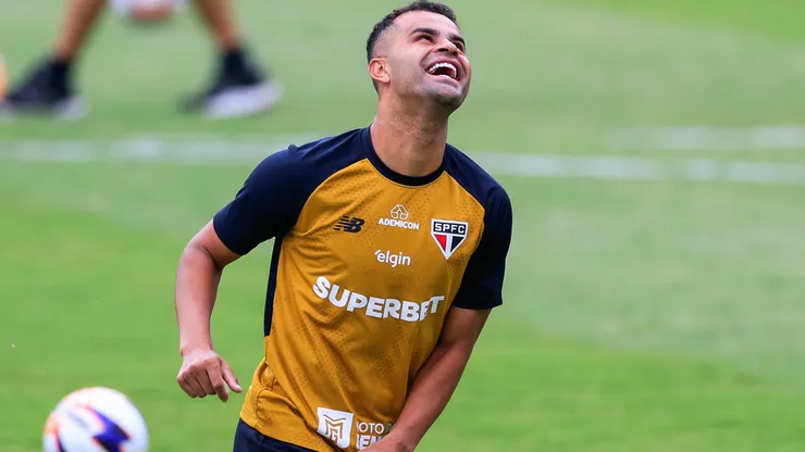 SP - SAO PAULO - 30/01/2026 - SAO PAULO, TREINO - Alison jogador do Sao Paulo durante treino no Centro de Treinamento CT Barra Funda. Foto: Marcello Zambrana/AGIF