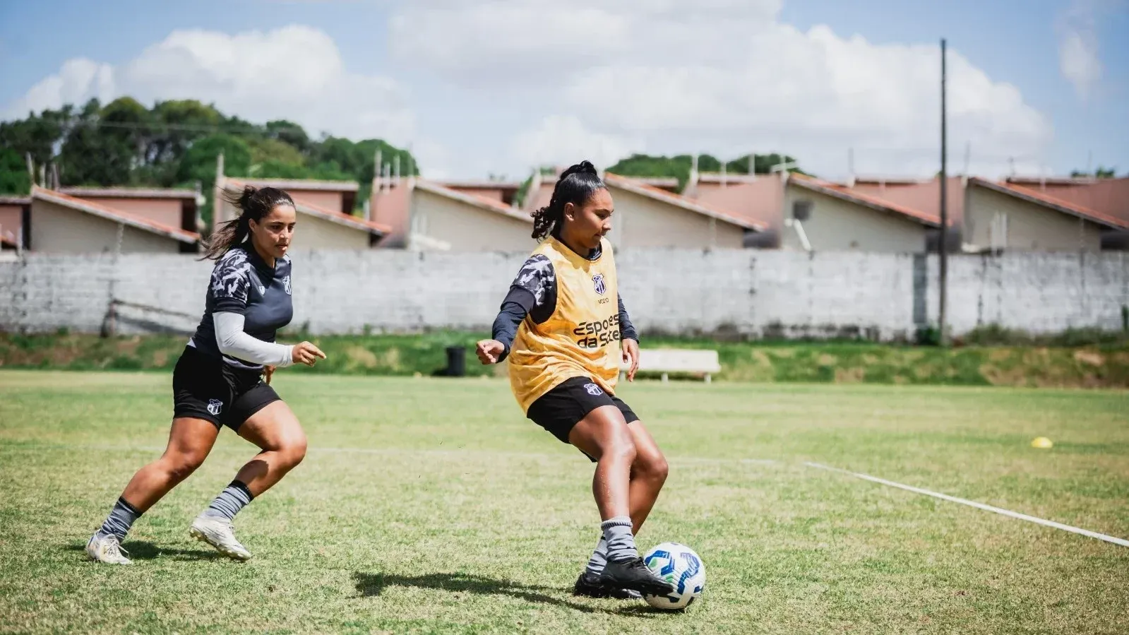 Elenco feminino do Ceará em treinamento