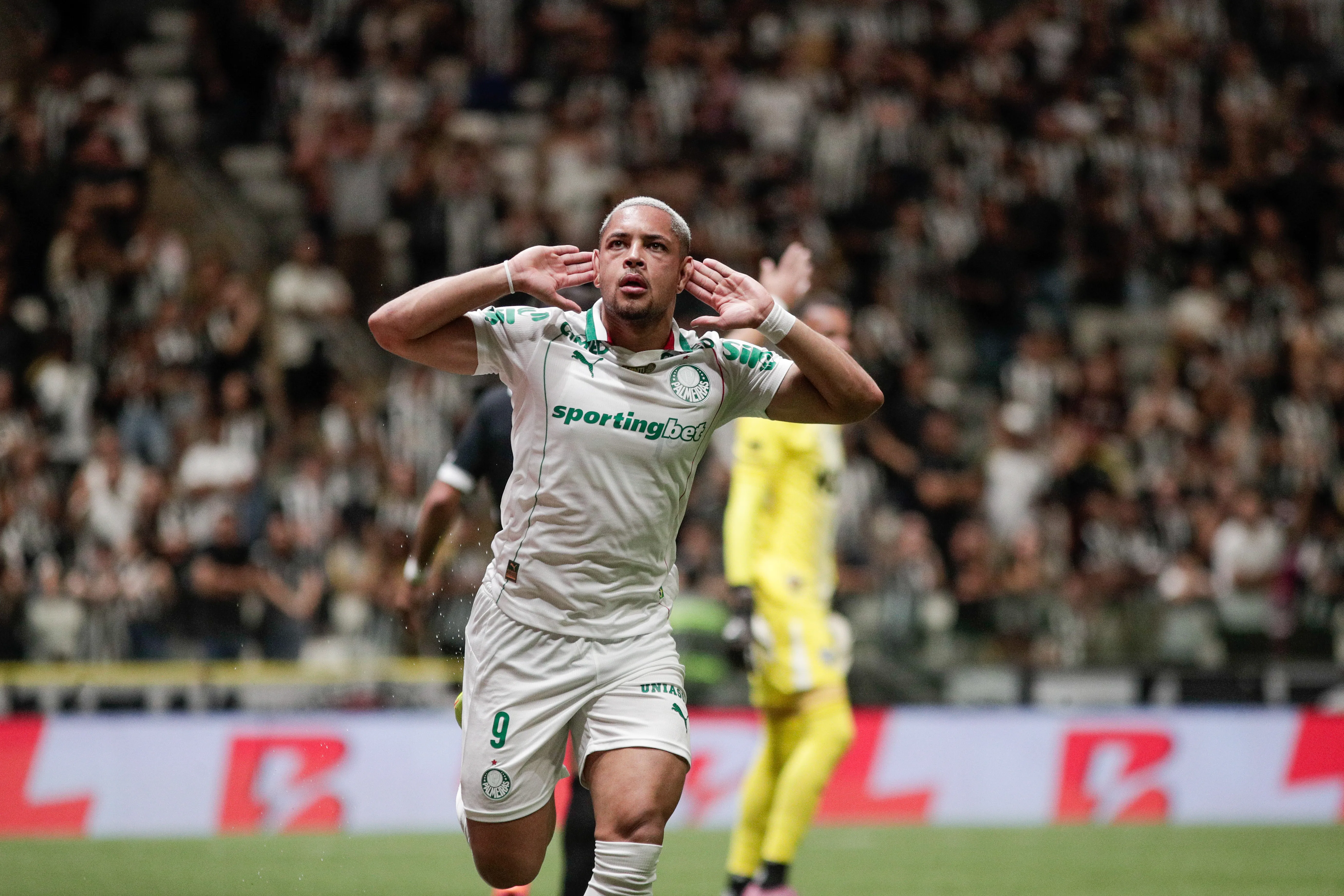 Vitor Roque balançou as redes diante do Atlético-MG. Foto: Fernando Moreno/AGIF