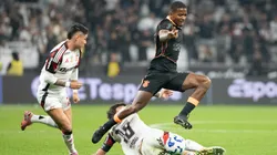 Cacá, jogador do Corinthians, disputa lance com Giorgian de Arrascaeta jogador do Flamengo durante partida no estadio Arena Corinthians pelo campeonato Brasileiro A 2025. Foto: Joisel Amaral/AGIF