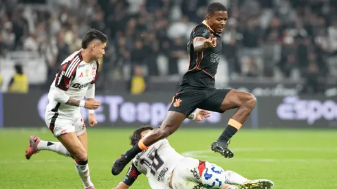 Cacá, jogador do Corinthians, disputa lance com Giorgian de Arrascaeta jogador do Flamengo durante partida no estadio Arena Corinthians pelo campeonato Brasileiro A 2025. Foto: Joisel Amaral/AGIF
