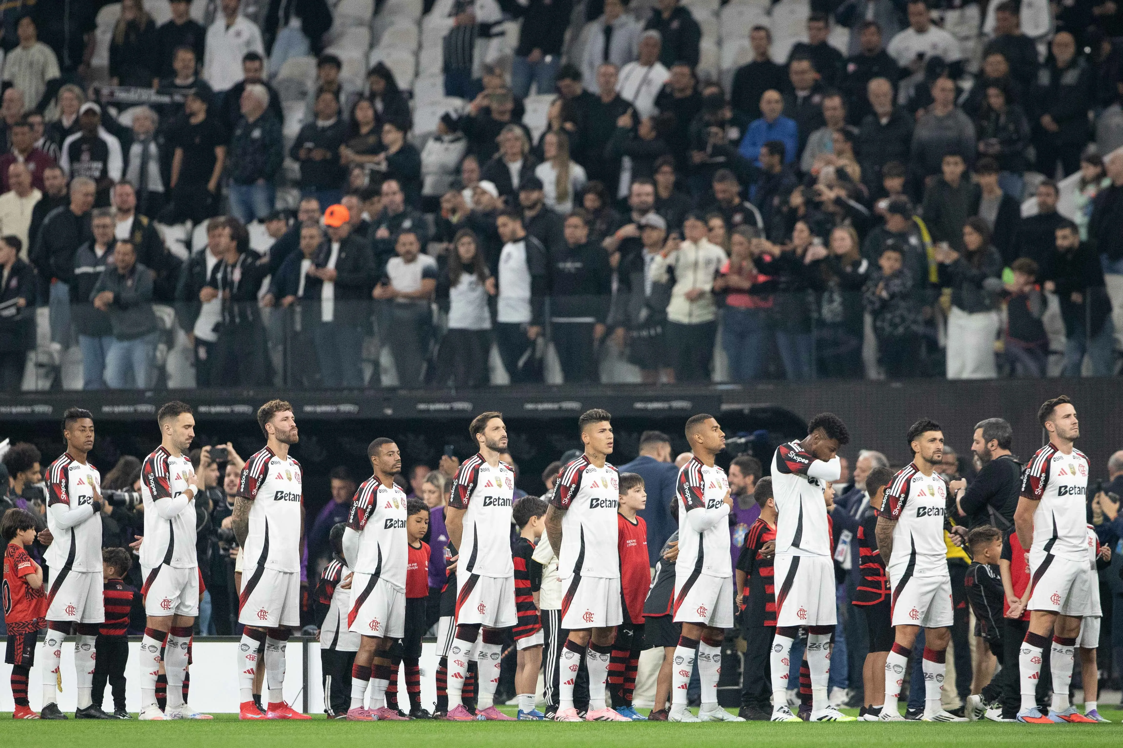 jogador do Flamengo durante execucao do hino nacional antes da partida contra o Corinthians no estadio Arena Corinthians pelo campeonato Brasileiro A 2025. Foto: Joisel Amaral/AGIF