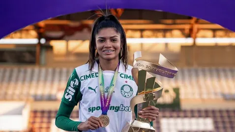 Anny Marabá posa com taça da Copa do Brasil Feminina