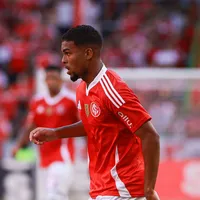 Gustavo Prado entra no segundo tempo e decide partida