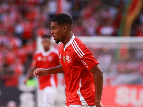 Gustavo Prado entra no segundo tempo e decide partida