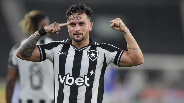 RJ - RIO DE JANEIRO - 29/01/2026 - BRASILEIRO A 2026, BOTAFOGO X CRUZEIRO - Artur jogador do Botafogo comemora seu gol durante partida contra o Cruzeiro no estadio Engenhao pelo campeonato Brasileiro A 2026. Foto: Thiago Ribeiro/AGIF