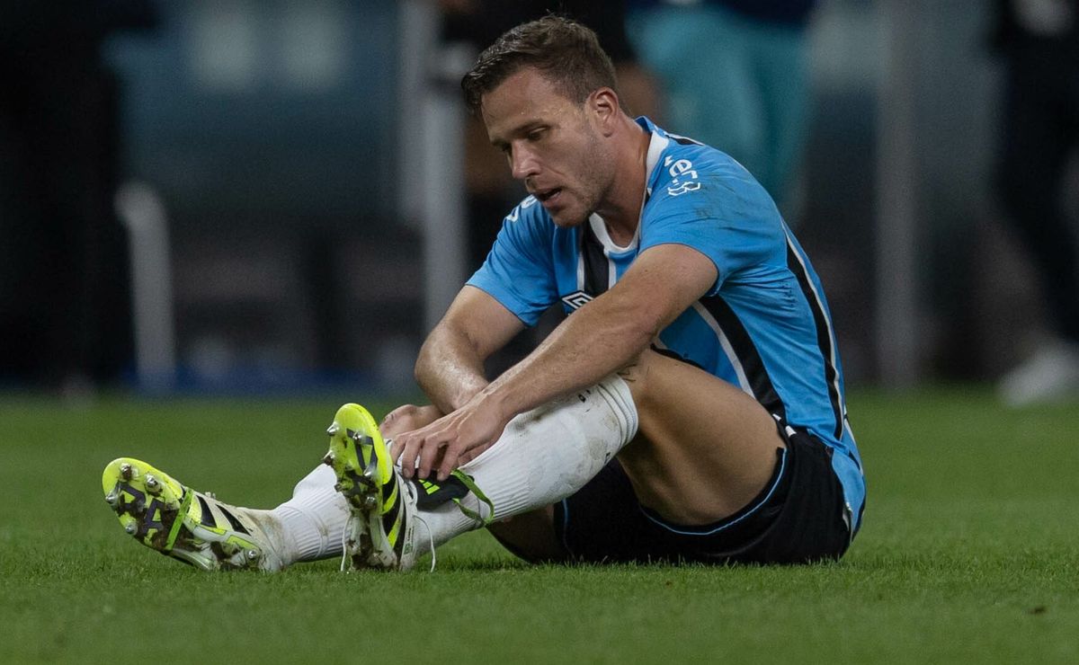 Arthur Melo é expulso em confusão generalizada e decisão gera revolta da torcida do Grêmio