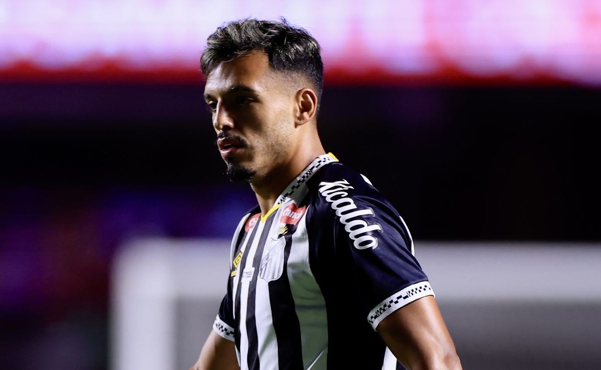 Gabriel Menino se envolve em confusão após lance polêmico com Tapia em São Paulo x Santos
