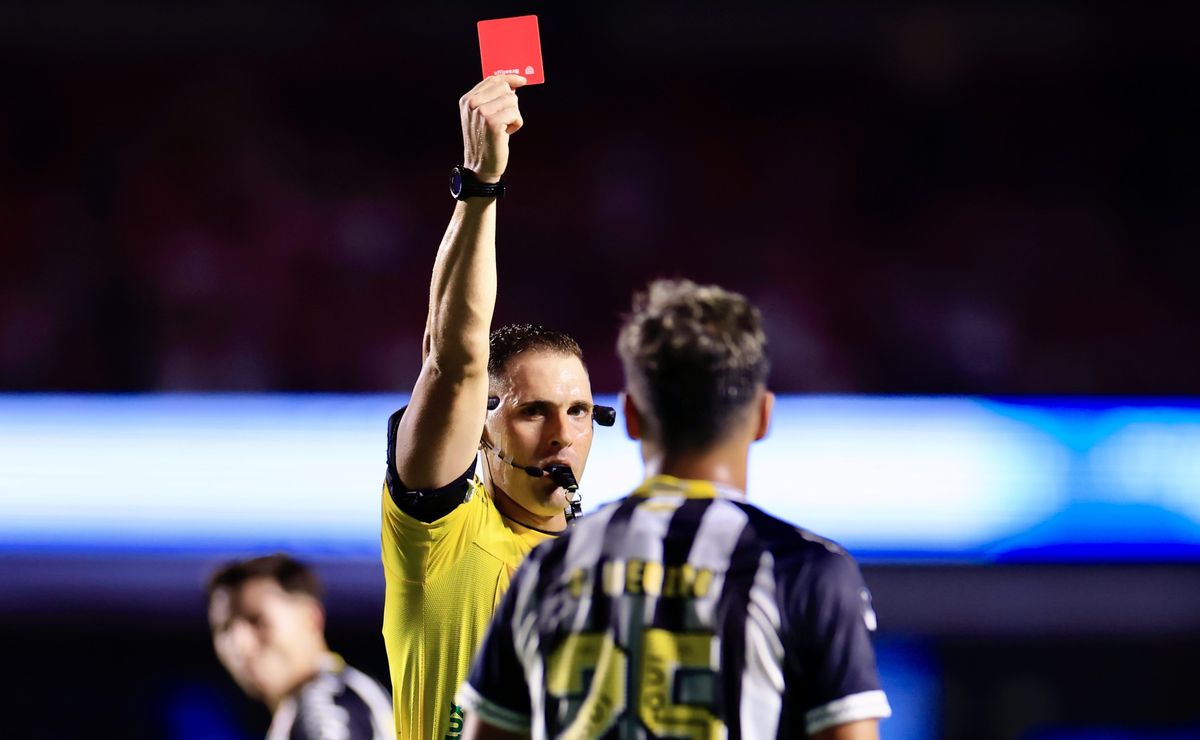 Gabriel Menino é expulso após perder a cabeça no primeiro tempo de São Paulo x Santos