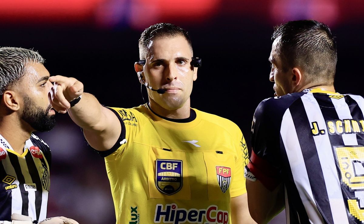 Árbitro João Vitor Gobi teria xingado Vinicius Lira durante São Paulo x Santos, revelam Zé Rafael e Sabino