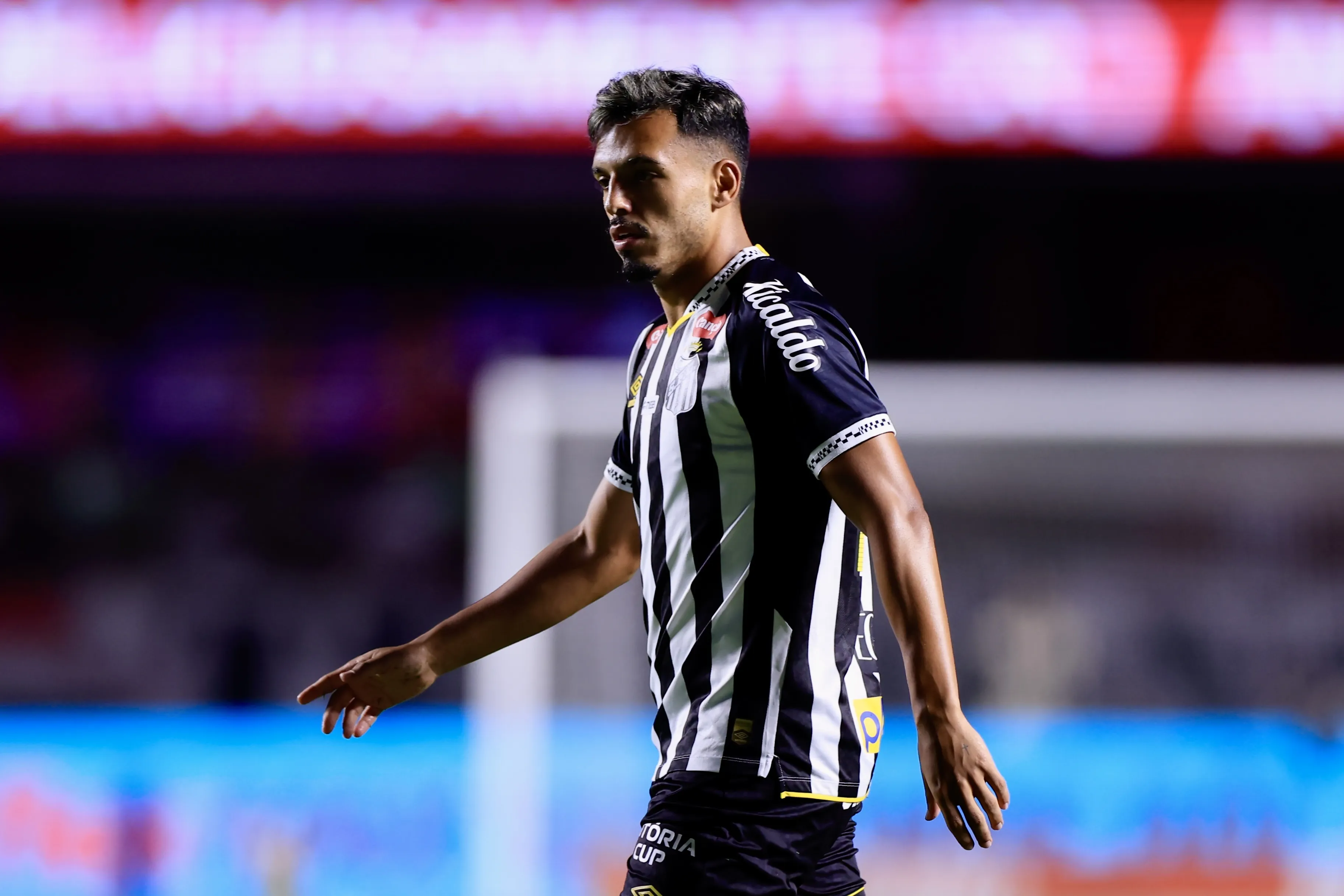 Gabriel Menino ficou pouco tempo no clássico. Foto: Marcello Zambrana/AGIF