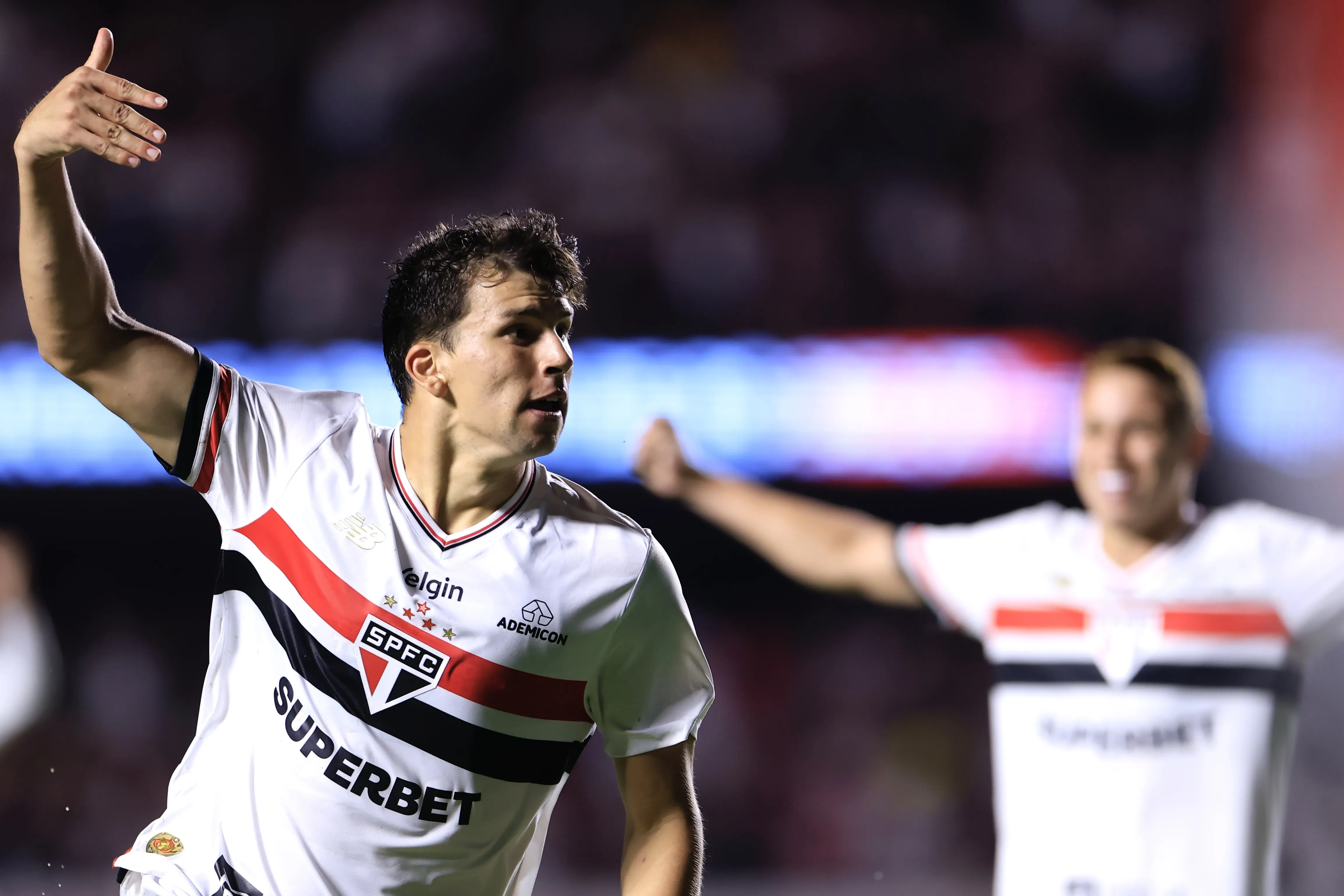 Tapia, jogador do Sao Paulo, comemora seu gol durante partida contra o Santos no estadio Morumbi pelo campeonato Paulista 2026. Foto: Marcello Zambrana/AGIF