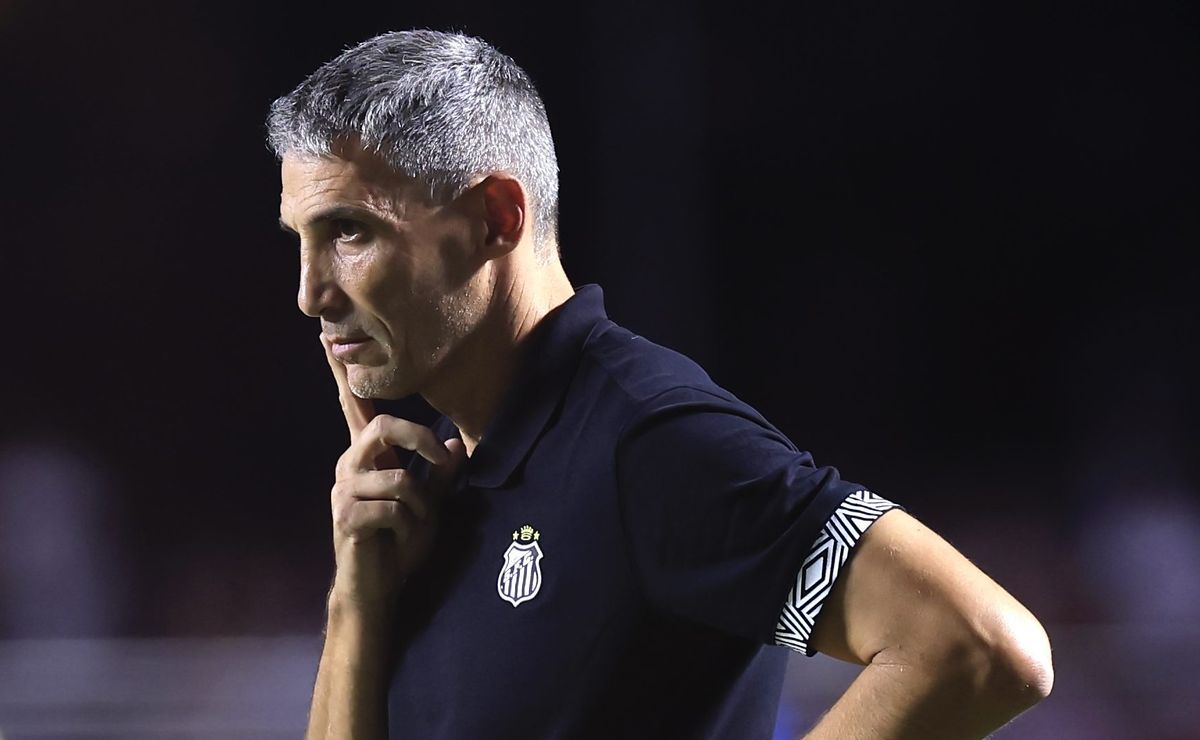 Vojvoda se irrita em coletiva e descarta culpa da arbitragem na derrota do Santos para o São Paulo