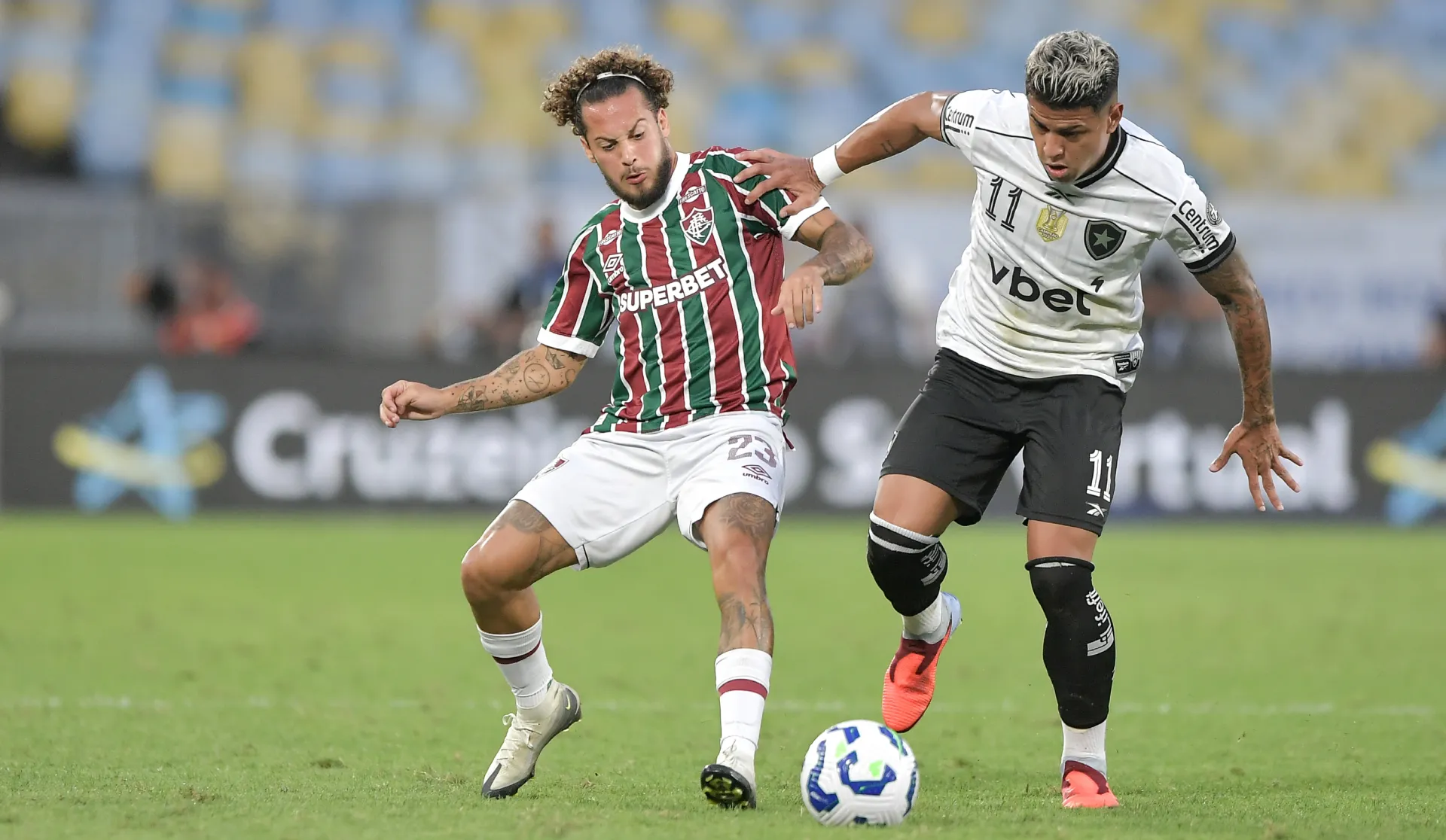 Guga em campo pelo Fluminense disputando o Clássico Vovô em 2025 – Foto: Thiago Ribeiro/AGIF