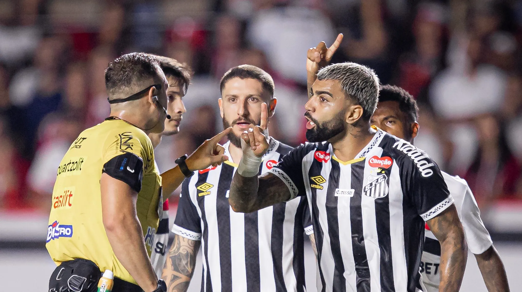 Gabigol questionando o árbitro durante os 90 minutos. Foto: Raul Baretta/ Santos FC.