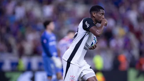 André Luiz comemora seu gol pelo Corinthians contra o Fortaleza, no Brasileirão 2025. Foto: Baggio Rodrigues/AGIF