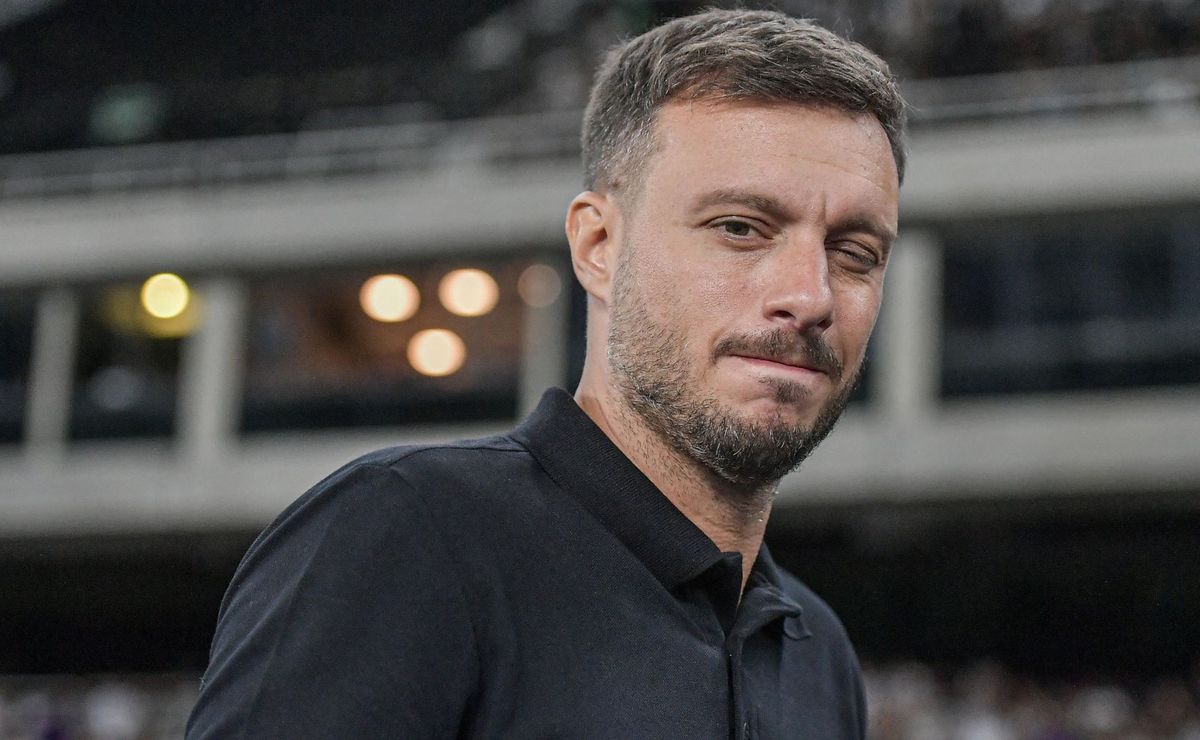 Anselmi reencontra Zubeldía em clássico Botafogo x Fluminense e revive rivalidade iniciada no Equador