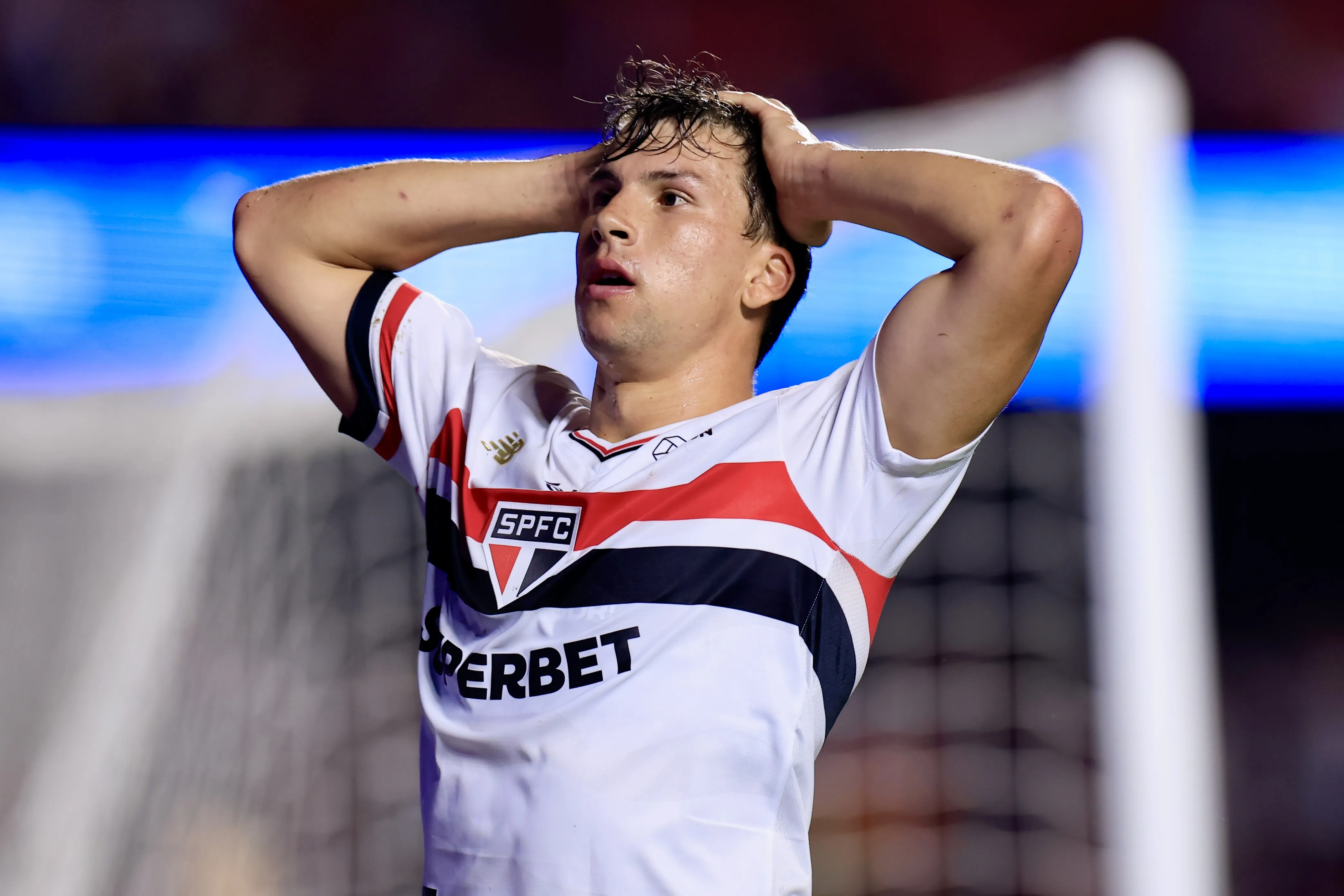 SP – SAO PAULO – 31/01/2026 – PAULISTA 2026, SAO PAULO X SANTOS – Tapia jogador do Sao Paulo lamenta durante partida contra o Santos no estadio Morumbi pelo campeonato Paulista 2026. Foto: Marcello Zambrana/AGIF