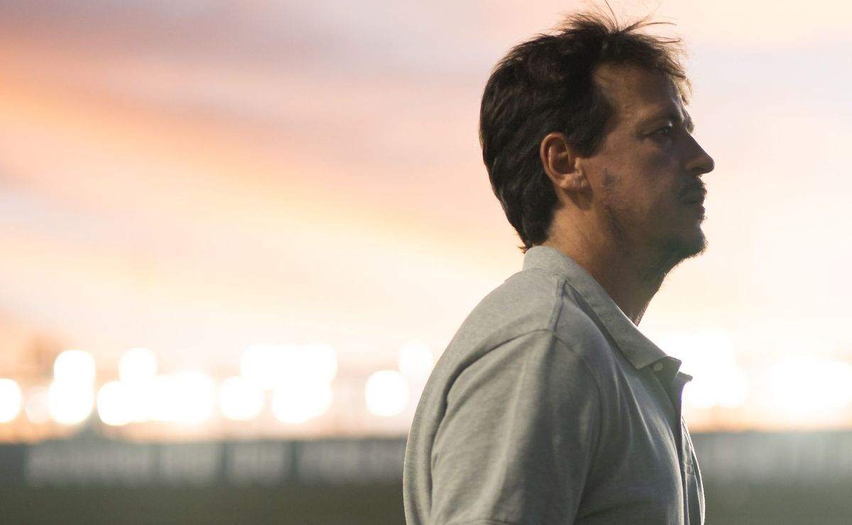 Fernando Diniz segue respaldado no Vasco apesar de críticas da torcida e início irregular de temporada