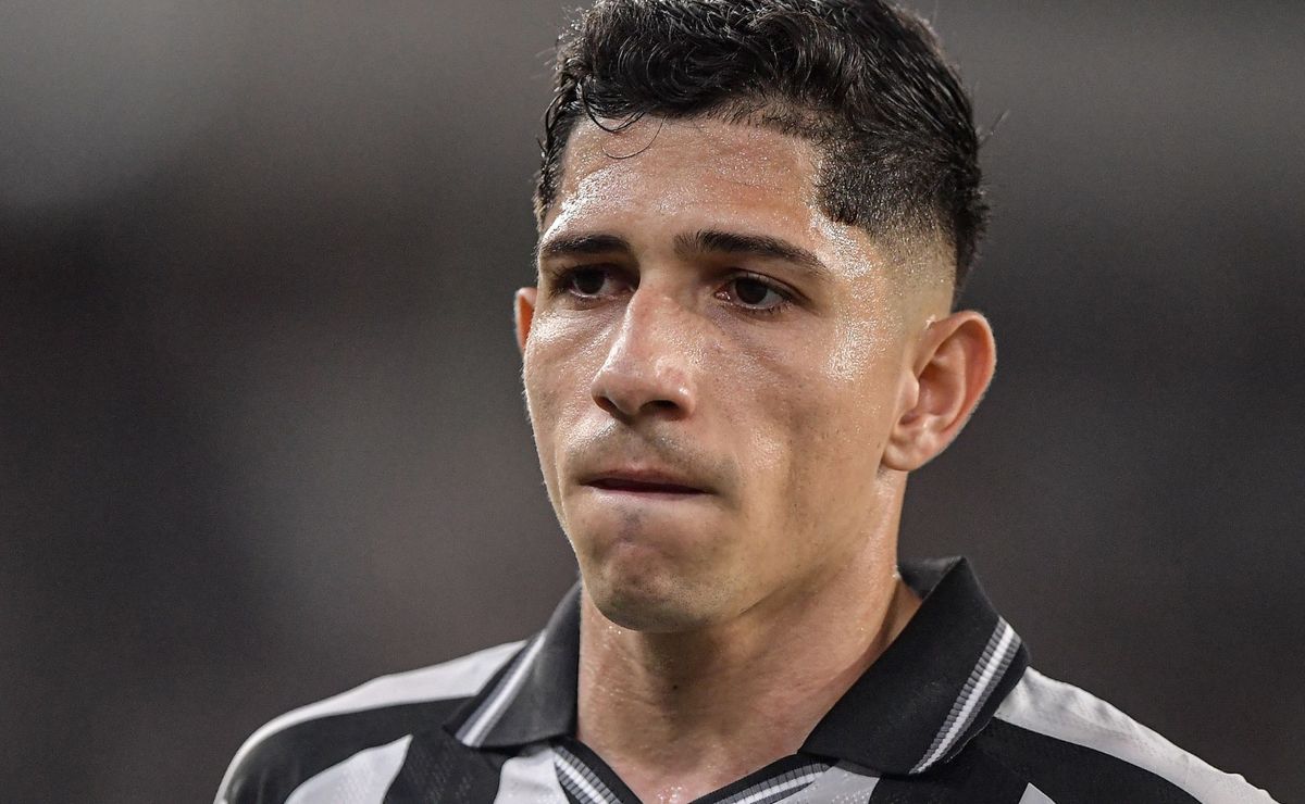 Savarino expõe bastidores da saída do Botafogo e decisão tomada na concentração