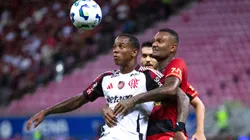PE - SAO LOURENCO DA MATA - 15/11/2025 - BRASILEIRO A 2025, SPORT X FLAMENGO - Luan Candido jogador do Sport disputa lance com Wallace Yan jogador do Flamengo durante partida no estadio Arena Pernambuco pelo campeonato Brasileiro A 2025. Foto: Rafael Vieira/AGIF