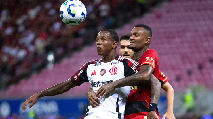 PE - SAO LOURENCO DA MATA - 15/11/2025 - BRASILEIRO A 2025, SPORT X FLAMENGO - Luan Candido jogador do Sport disputa lance com Wallace Yan jogador do Flamengo durante partida no estadio Arena Pernambuco pelo campeonato Brasileiro A 2025. Foto: Rafael Vieira/AGIF