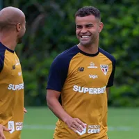 Crespo orienta Alisson após negociação frustrada e vitória do São Paulo