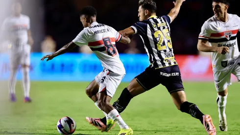 Gabriel Menino (D) foi expulso após cometer falta em Marcos Antônio (E)