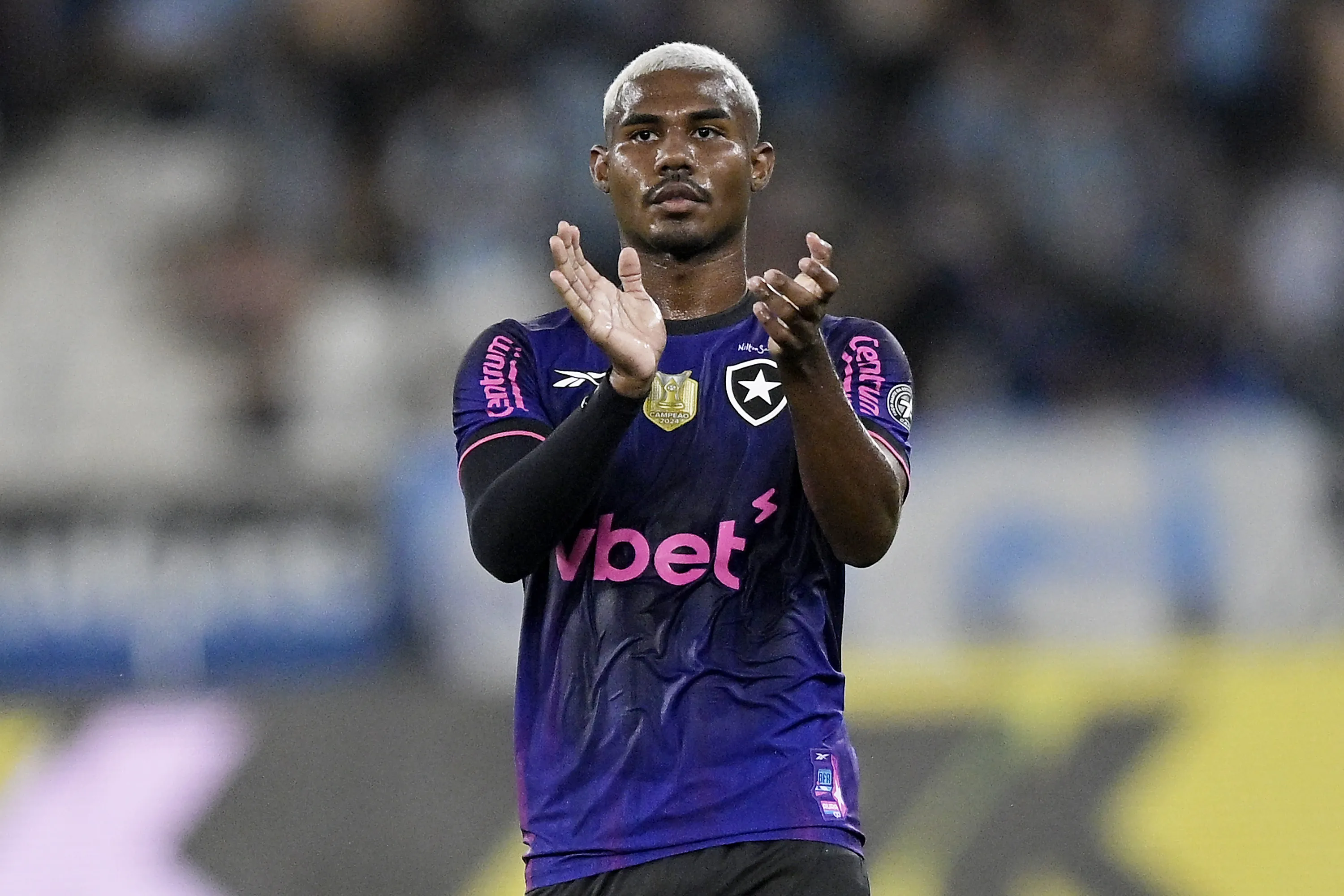 RJ – RIO DE JANEIRO – 22/11/2025 – BRASILEIRO A 2025, BOTAFOGO X GREMIO – Cuiabano jogador do Botafogo durante partida contra o Gremio no estadio Engenhao pelo campeonato Brasileiro A 2025. Foto: Alexandre Loureiro/AGIF