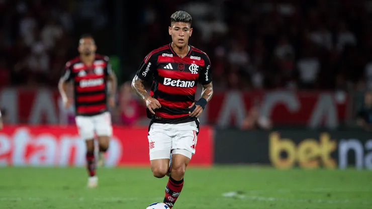 RJ - RIO DE JANEIRO - 09/11/2025 - BRASILEIRO A 2025, FLAMENGO X SANTOS - Carrascal jogador do Flamengo durante partida contra o Santos no estadio Maracana pelo campeonato Brasileiro A 2025. Foto: Thiago Ribeiro/AGIF