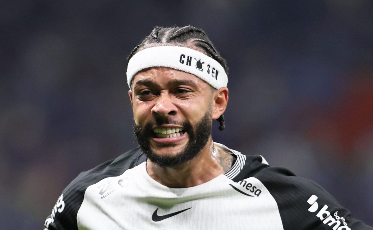 Memphis Depay pede expulsão de Alex Sandro em Flamengo x Corinthians e VAR descarta após checagem