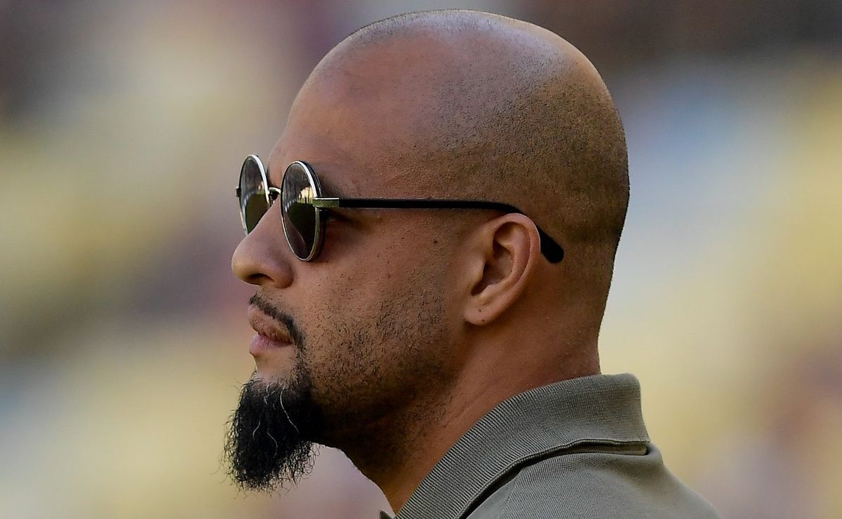 Felipe Melo é agredido por torcedores do Corinthians antes da final da Supercopa do Brasil