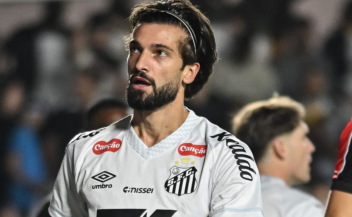 Alexandre Mattos confirma que Lautaro Díaz recebeu sondagens para trocar Santos por times da Série A