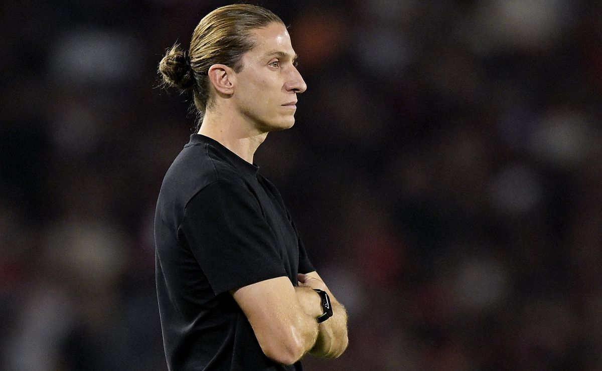 Filipe Luís não dá chilique, reage com aplausos após gol sofrido e chama atenção no Flamengo