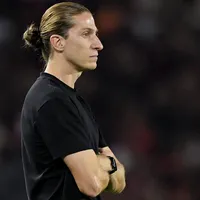 Filipe Luís aplaude elenco do Flamengo após gol sofrido na Supercopa