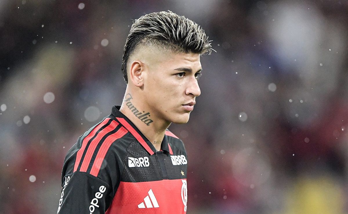 Carrascal agride Breno Bidon em Flamengo x Corinthians e é expulso após mais de 15 minutos