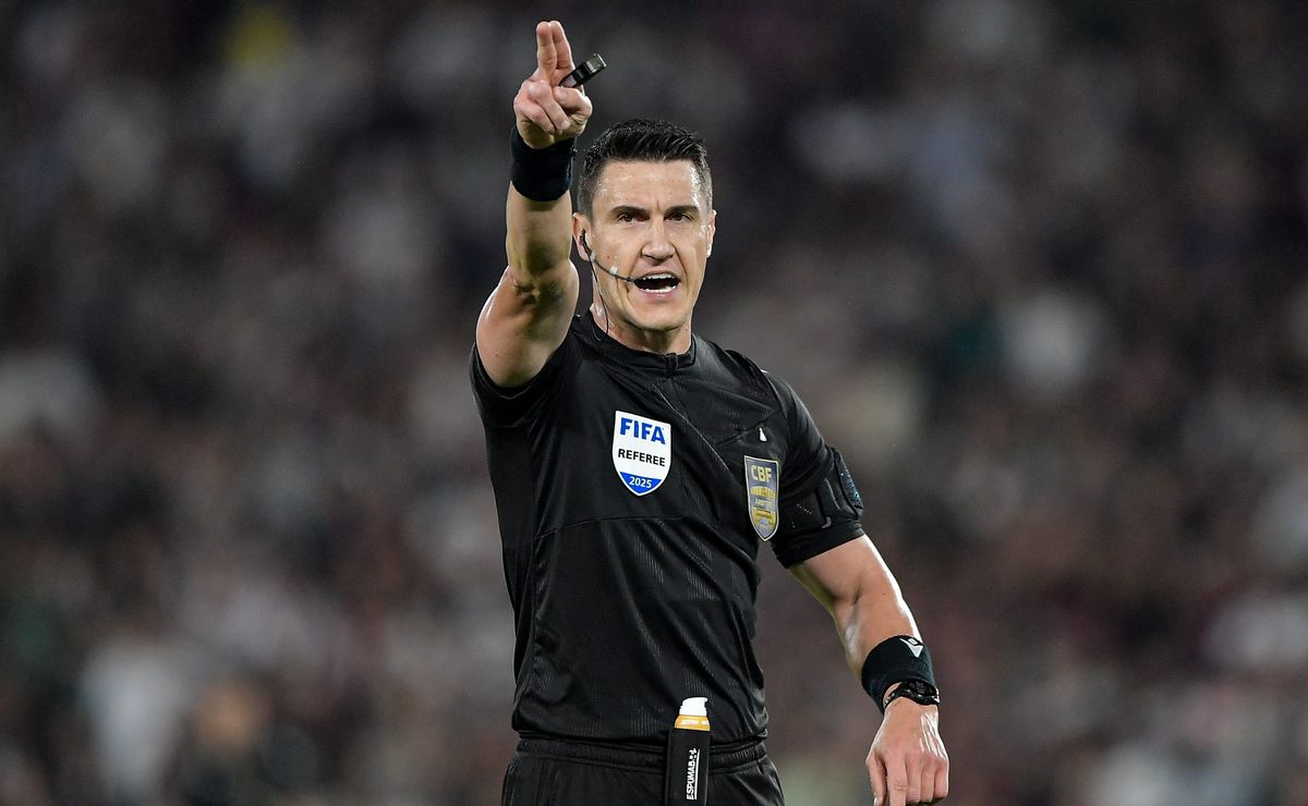 Rafael Rodrigo Klein expulsa Carrascal em Flamengo x Corinthians após os 15 minutos de intervalo