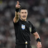 Expulsão inusitada de Carrascal marca a final Flamengo x Corinthians