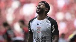 Memphis Depay lamenta em Flamengo x Corinthians. (Photo by Ton Molina/Getty Images)