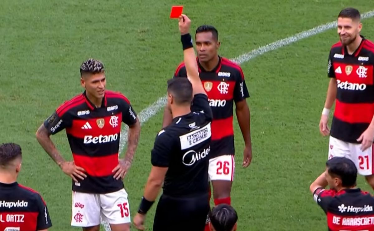 Expulsão inusitada de Carrascal em Flamengo x Corinthians foi totalmente acertada por Rafael Klein