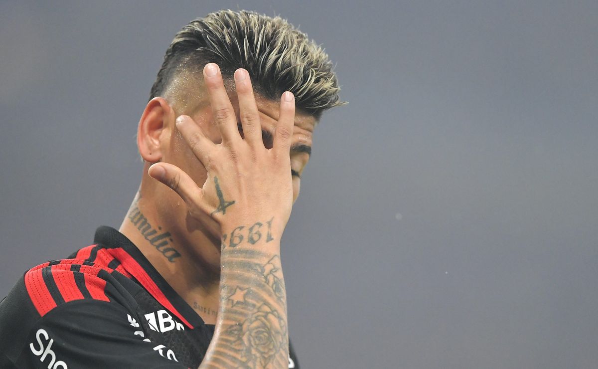 Carrascal é expulso após VAR, vira vilão contra o Corinthians e Flamengo perde força na final