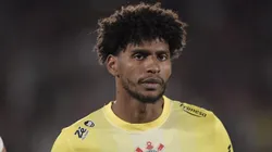 Hugo Souza participou de uma rápida entrevista após o apito final