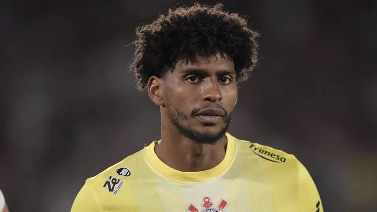 Hugo Souza participou de uma rápida entrevista após o apito final