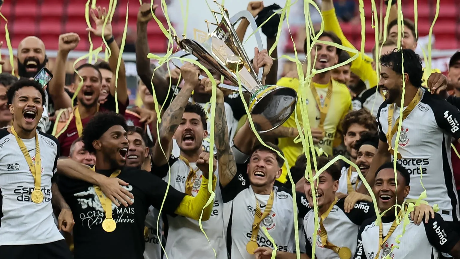 Jogadores do Corinthians comemoram titulo de campeão após partida contra o Flamengo. Foto: Mateus Bonomi/AGIF