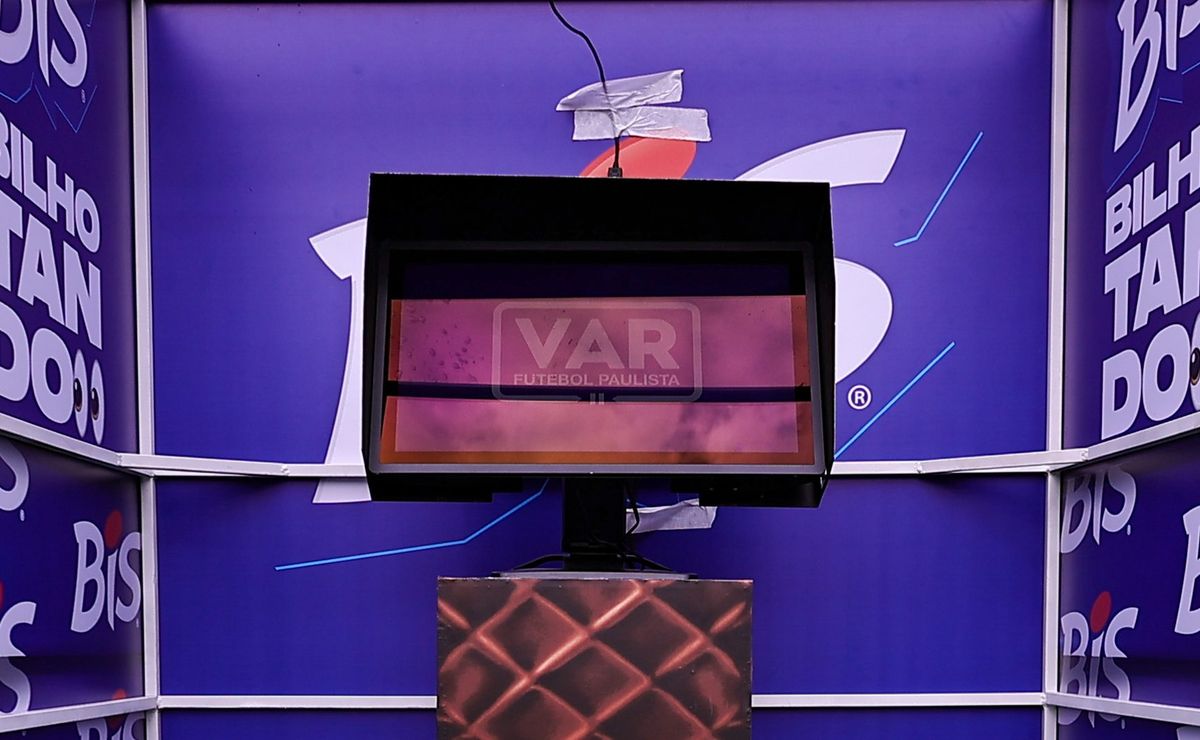 Torcida do Palmeiras critica o VAR por insistência em pênalti mantido fora contra o Verdão